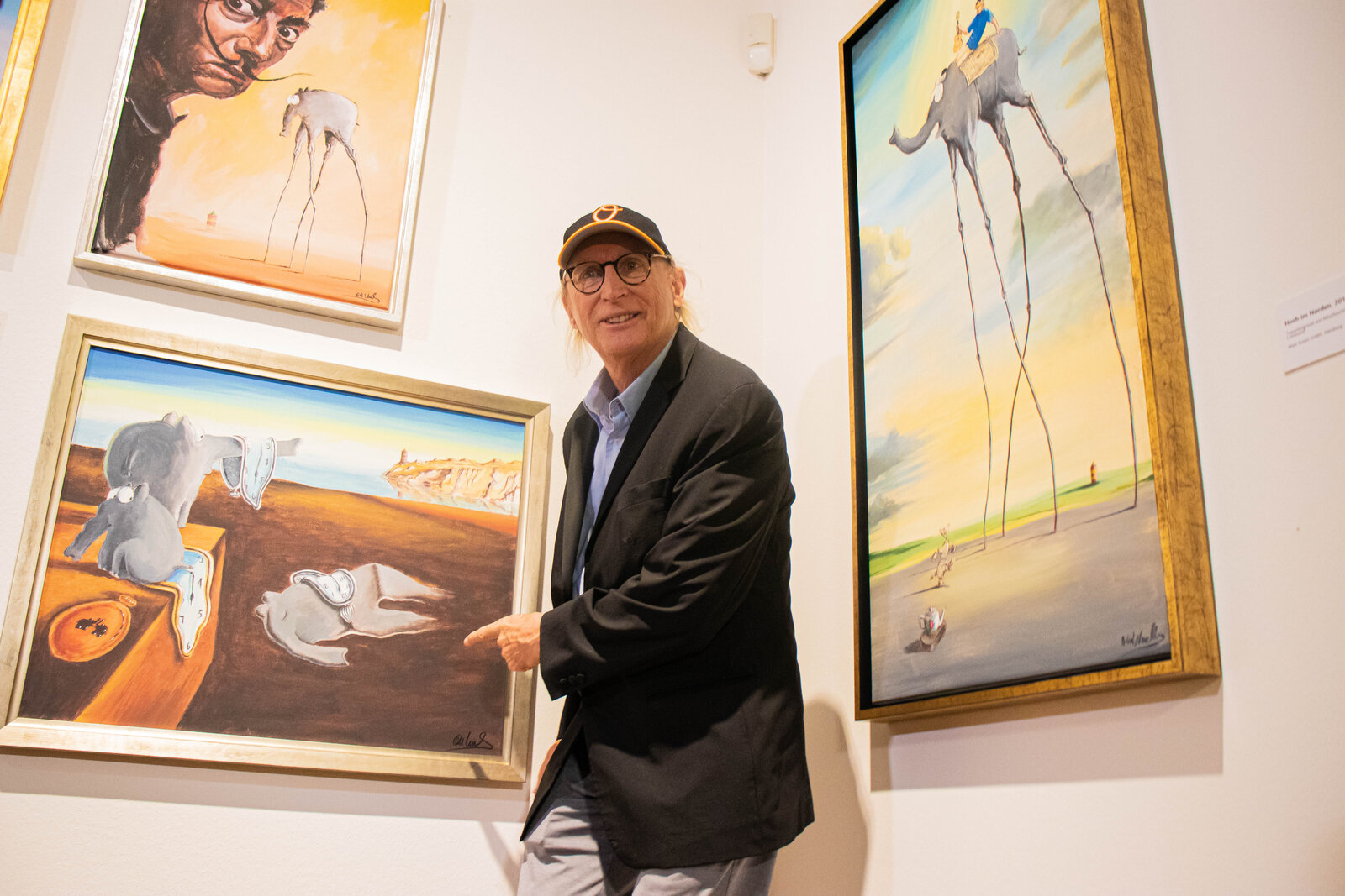 Otto Waalkes zeigt beim Rundgang durch die Kunsthalle Emden auf seine Gemälde im Stil von Salvador Dalí