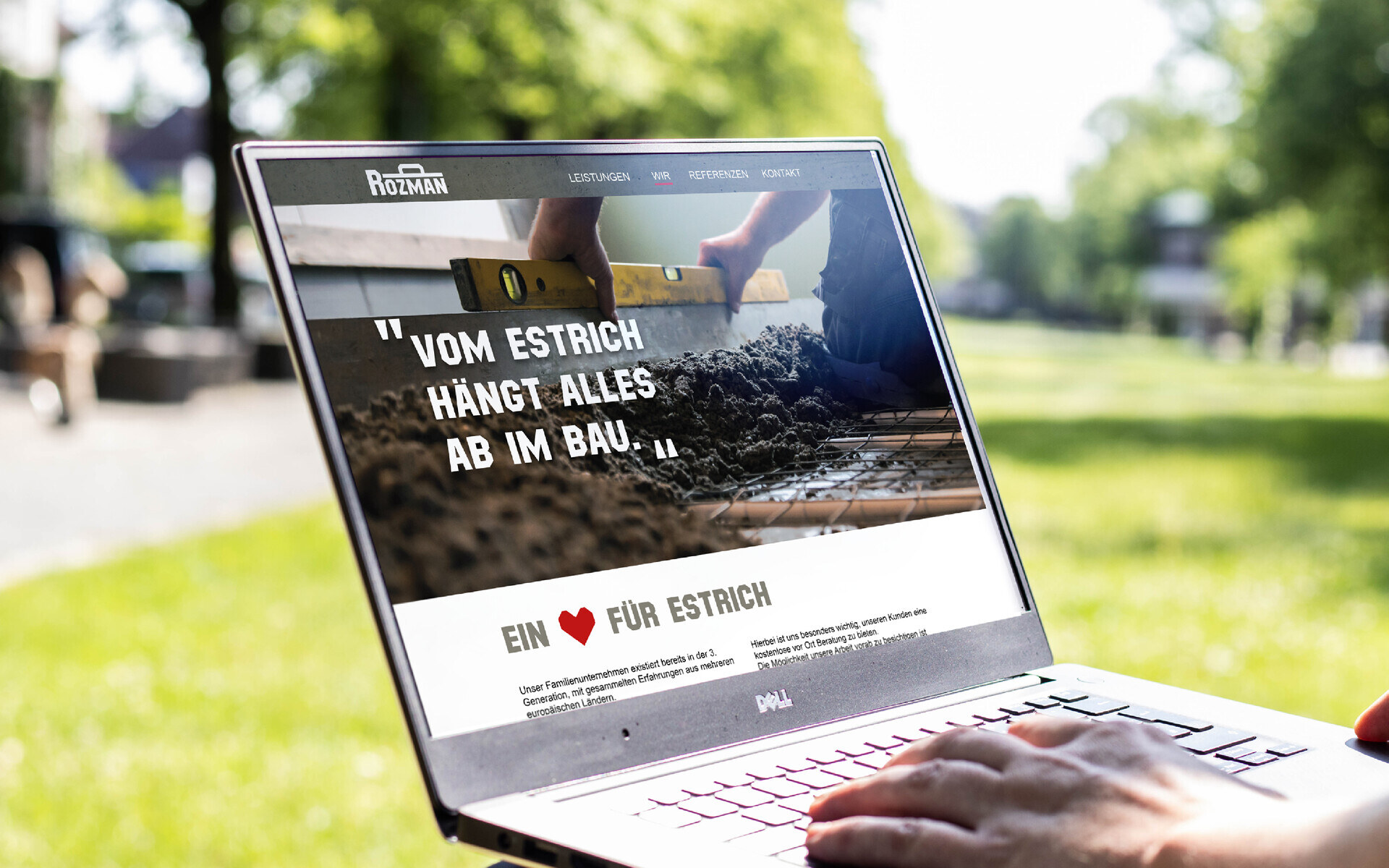 Laptop-Mockup mit der Startseite von rozman-estrich.de und dem Claim Vom Estrich hängt alles ab im Bau