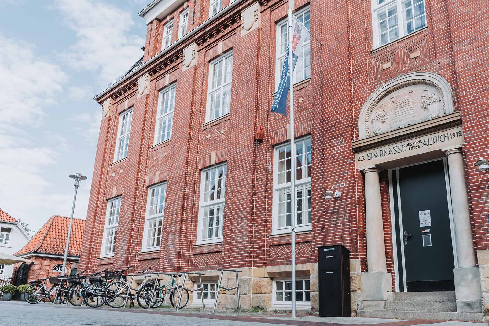 Außenaufnahme der Stadtbibliothek Aurich am Georgswall / Hafenstraße