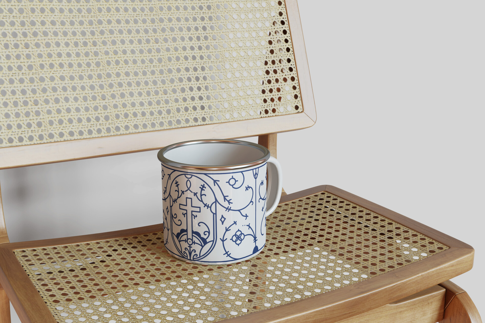 Der Matthäusbecher: weiße Emaille-Tasse mit dunkelblauem Zwiebelmuster und dem ovalen Kirchenlogo des Kirchengemeindeverbands Aurich