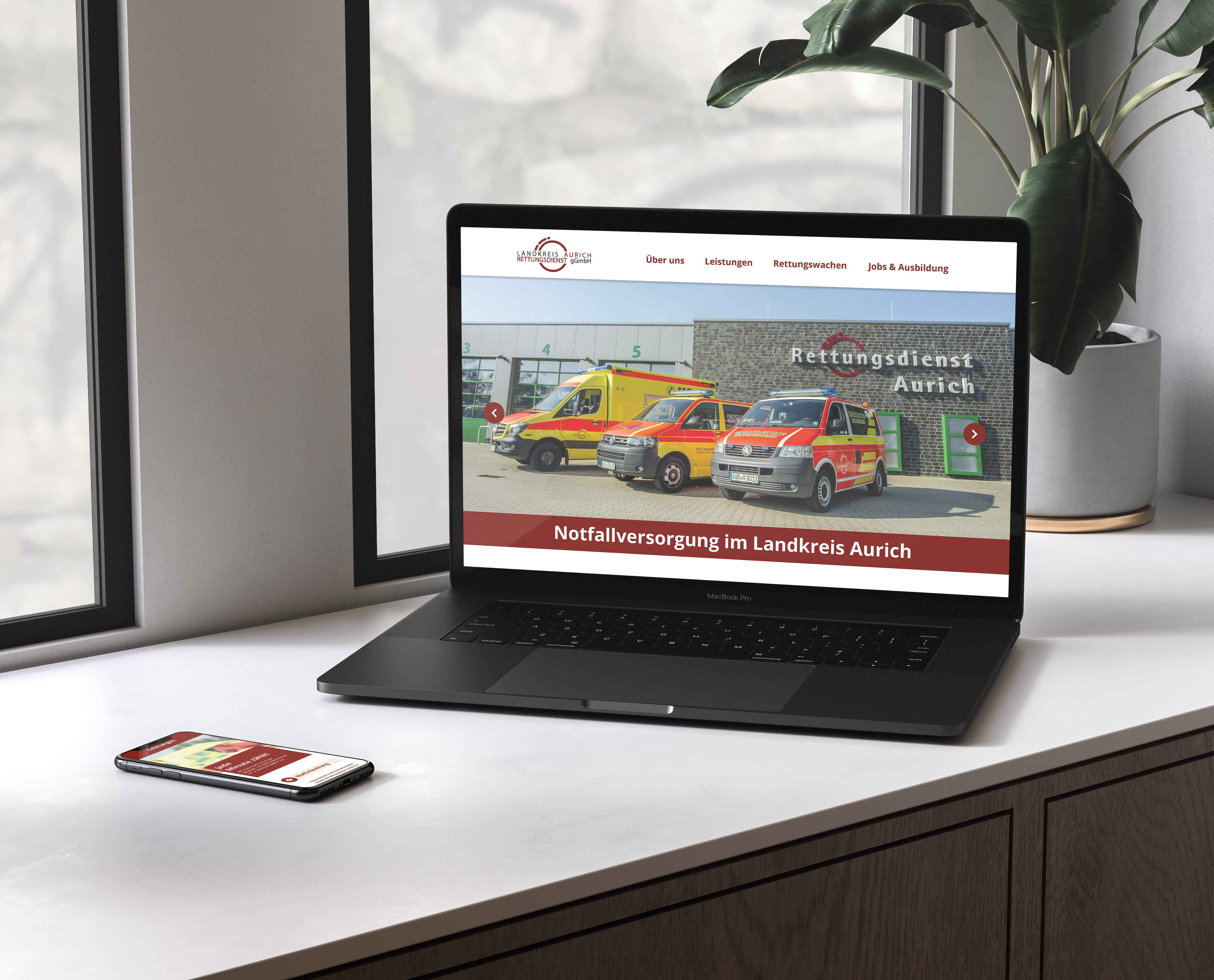 Website des Rettungsdienstes Landkreis Aurich auf Laptop und Smartphone