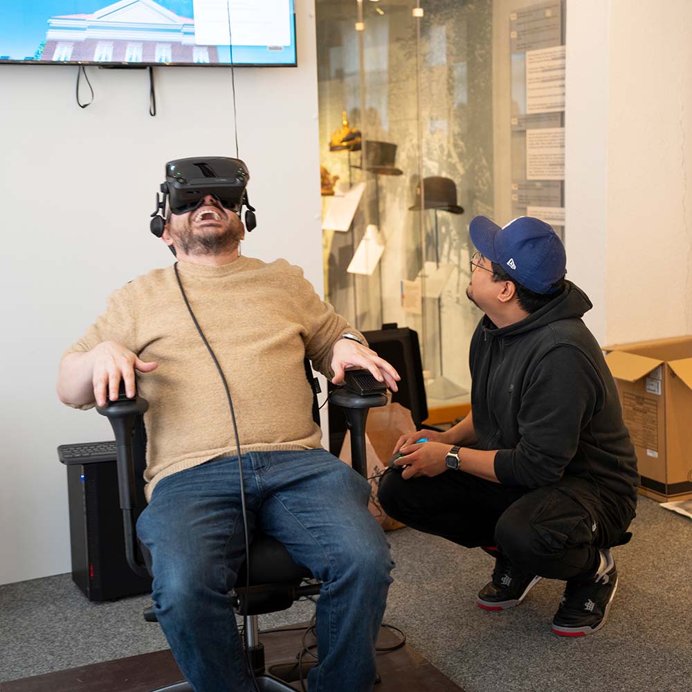 Besucher mit VR-Brille im Historischen Museum Aurich