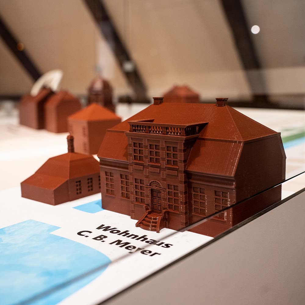 3D-gedrucktes Modell des Wohnhauses C. B. Meyer auf dem Innenstadtplan im Historischen Museum Aurich