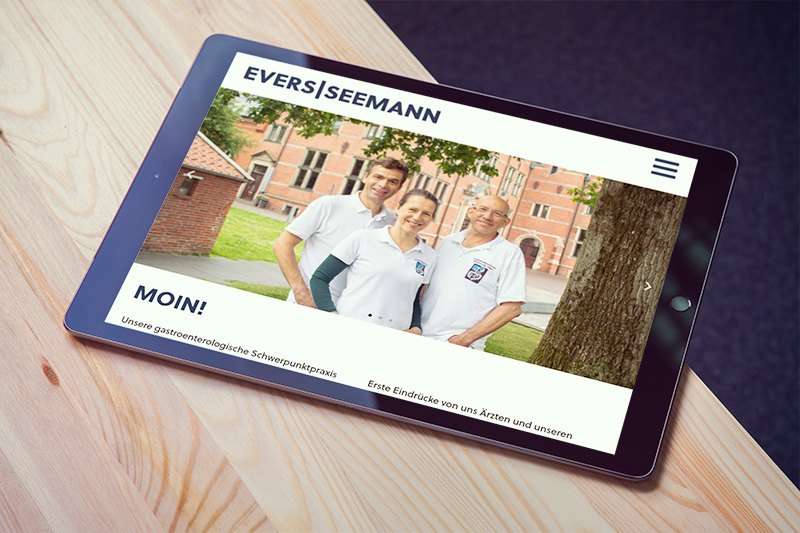 Website der gastroenterologischen Schwerpunktpraxis Evers & Seemann auf dem Tablet
