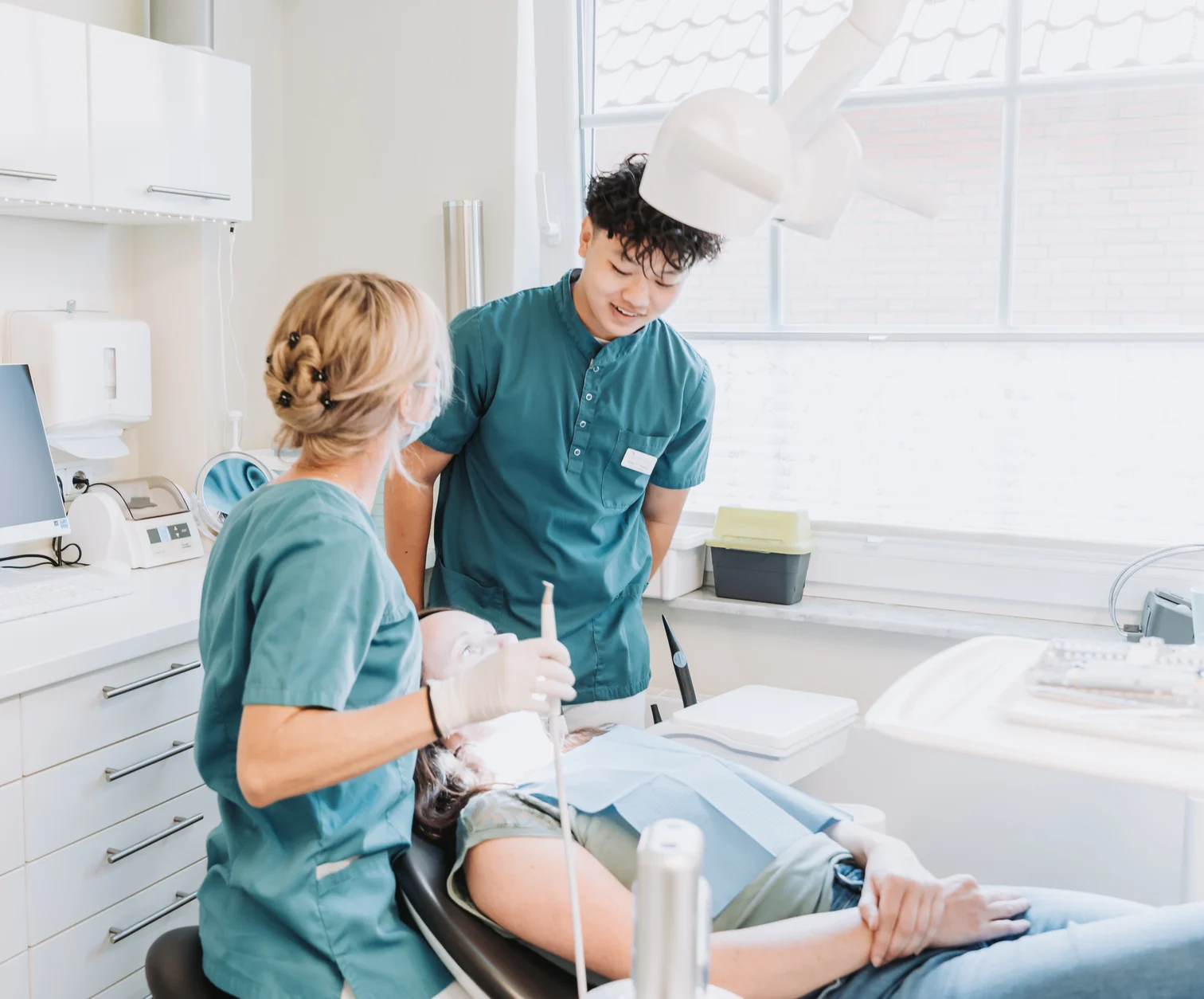 Behandlung in der Zahnarzt- und Dentalhygienepraxis aurident in Aurich