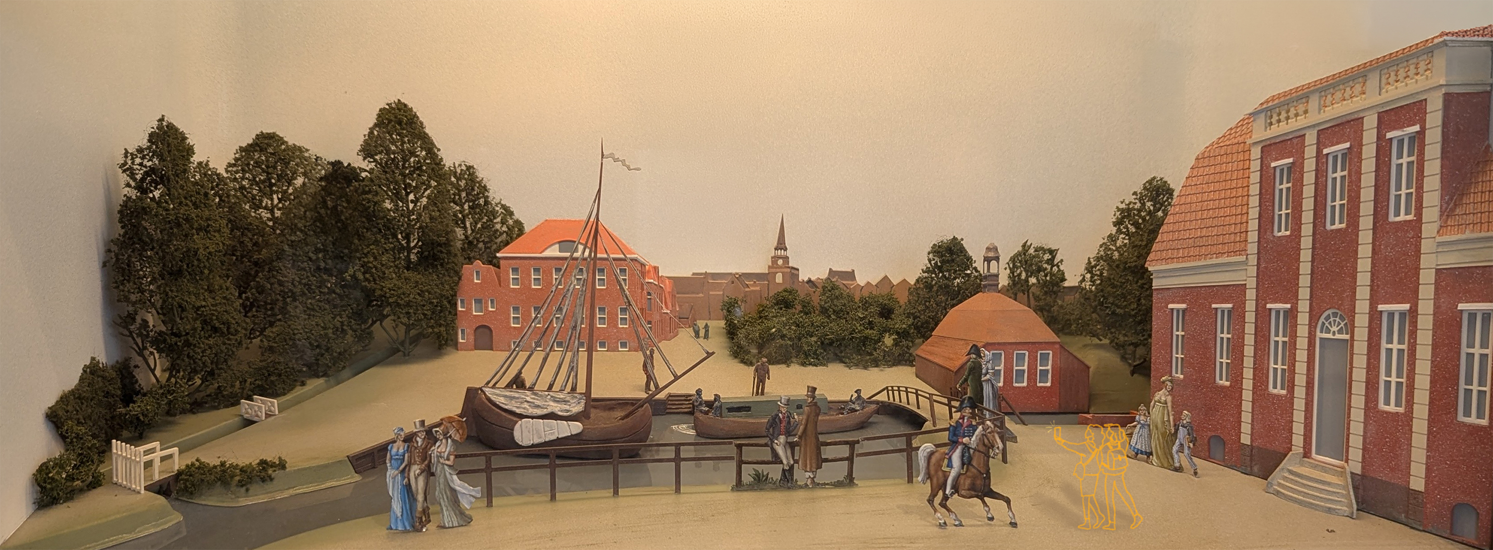 Historisches Hafenmodell im Historischen Museum Aurich mit handgezeichneter goldener Illustration zweier Selfie-Besucher als Brücke zur Gegenwart