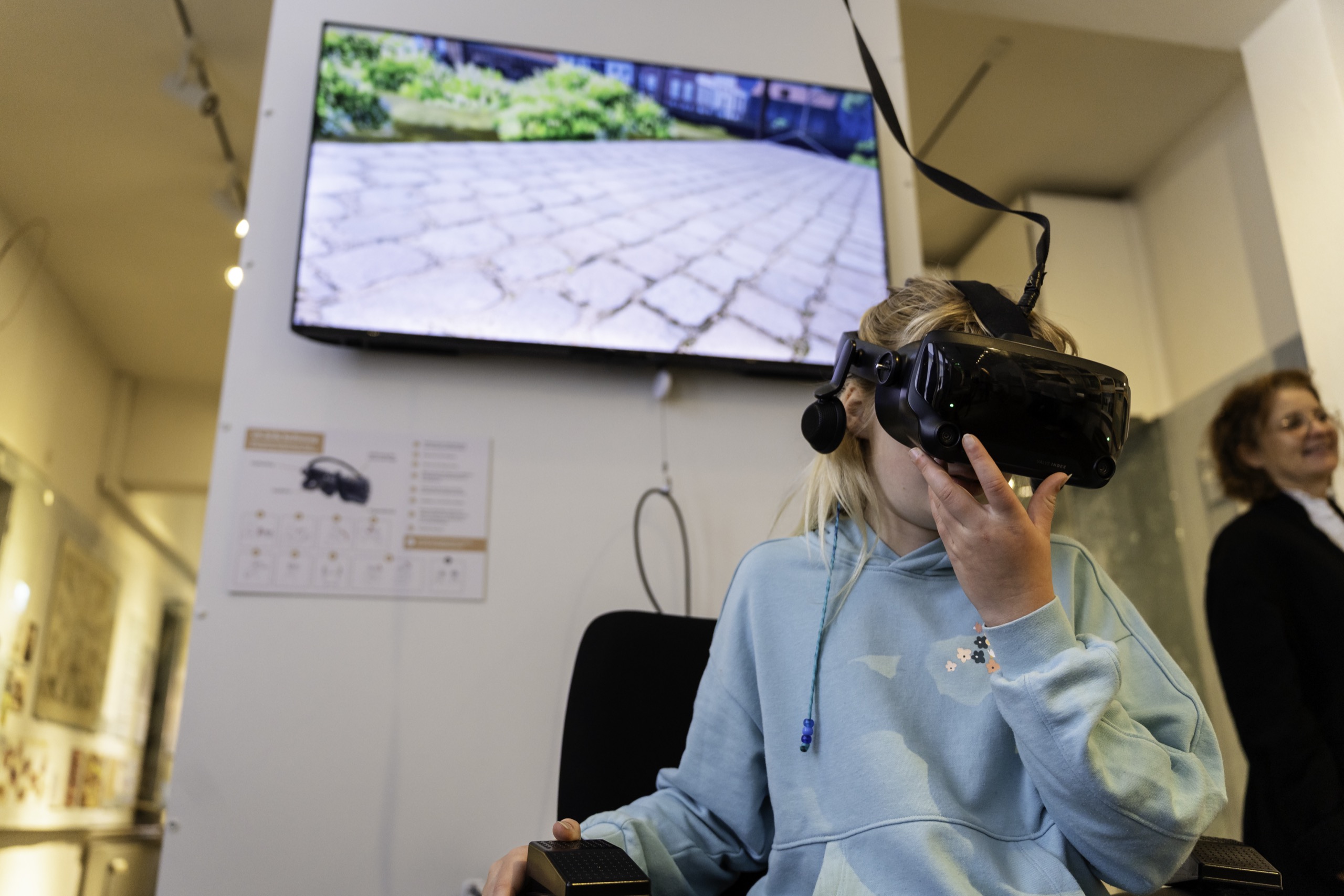 Junge Besucherin mit VR-Brille vor dem Live-Projektionsbildschirm im Historischen Museum Aurich