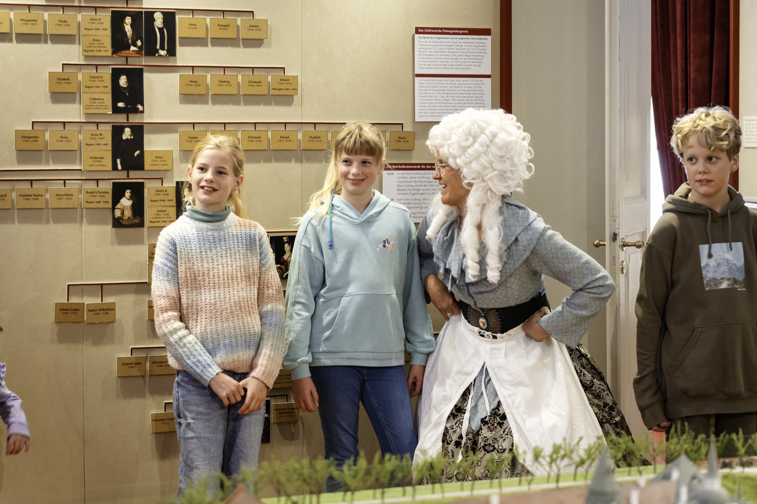 Kinder bei einer lebendigen Kostümführung im Fürstensaal des Historischen Museums Aurich