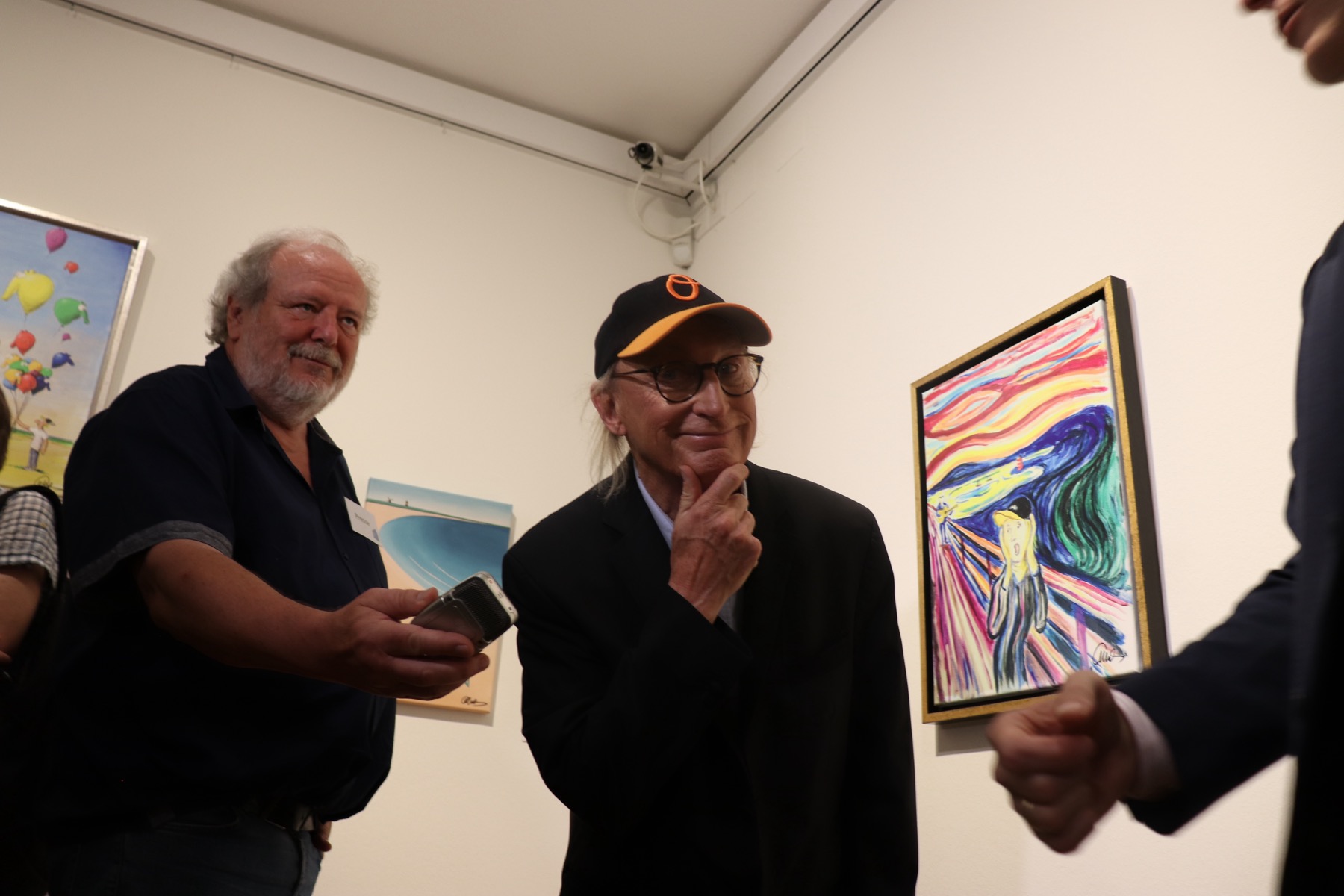 Otto Waalkes vor seinem Gemälde Der letzte Schrei in der Sonderausstellung Die Otto Story in der Kunsthalle Emden