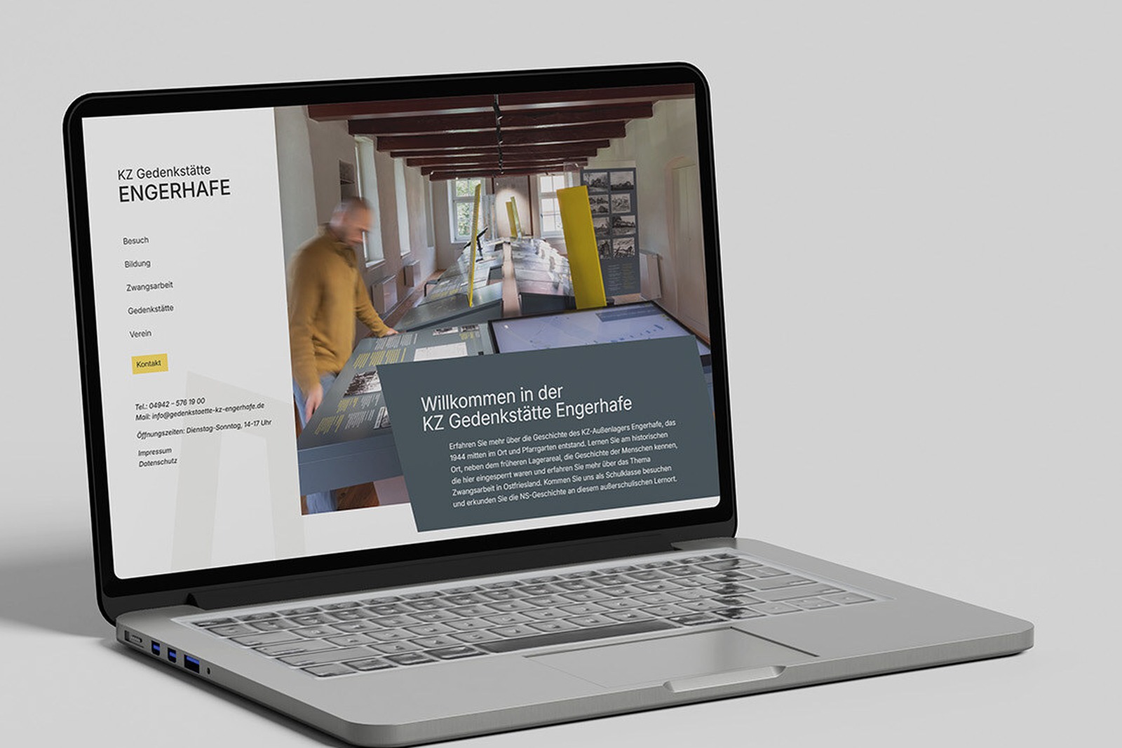 Website kzgedenken.de der KZ-Gedenkstätte Engerhafe auf dem Laptop