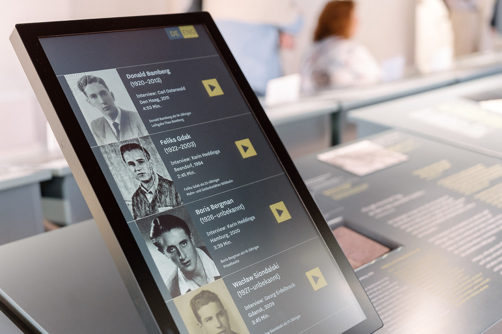 Zweisprachiges Touchterminal mit Zeitzeugen-Interviews in der Ausstellung der KZ-Gedenkstätte Engerhafe
