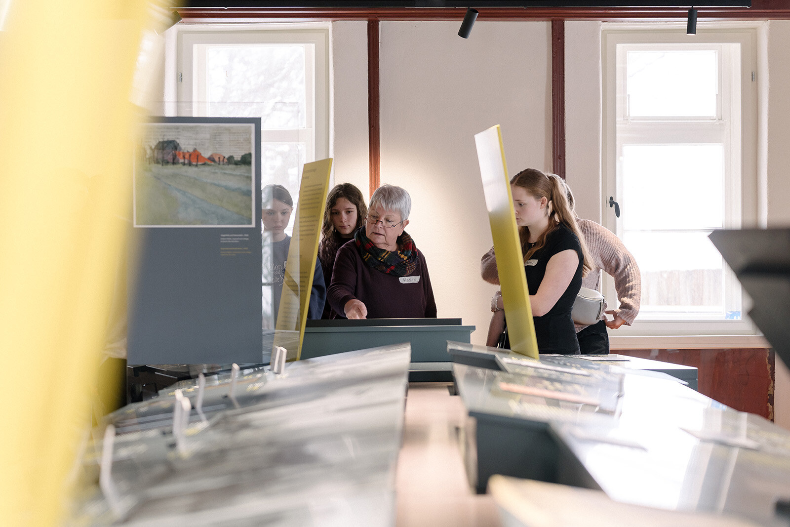 Schülergruppe beim Rundgang durch die Ausstellung der KZ-Gedenkstätte Engerhafe