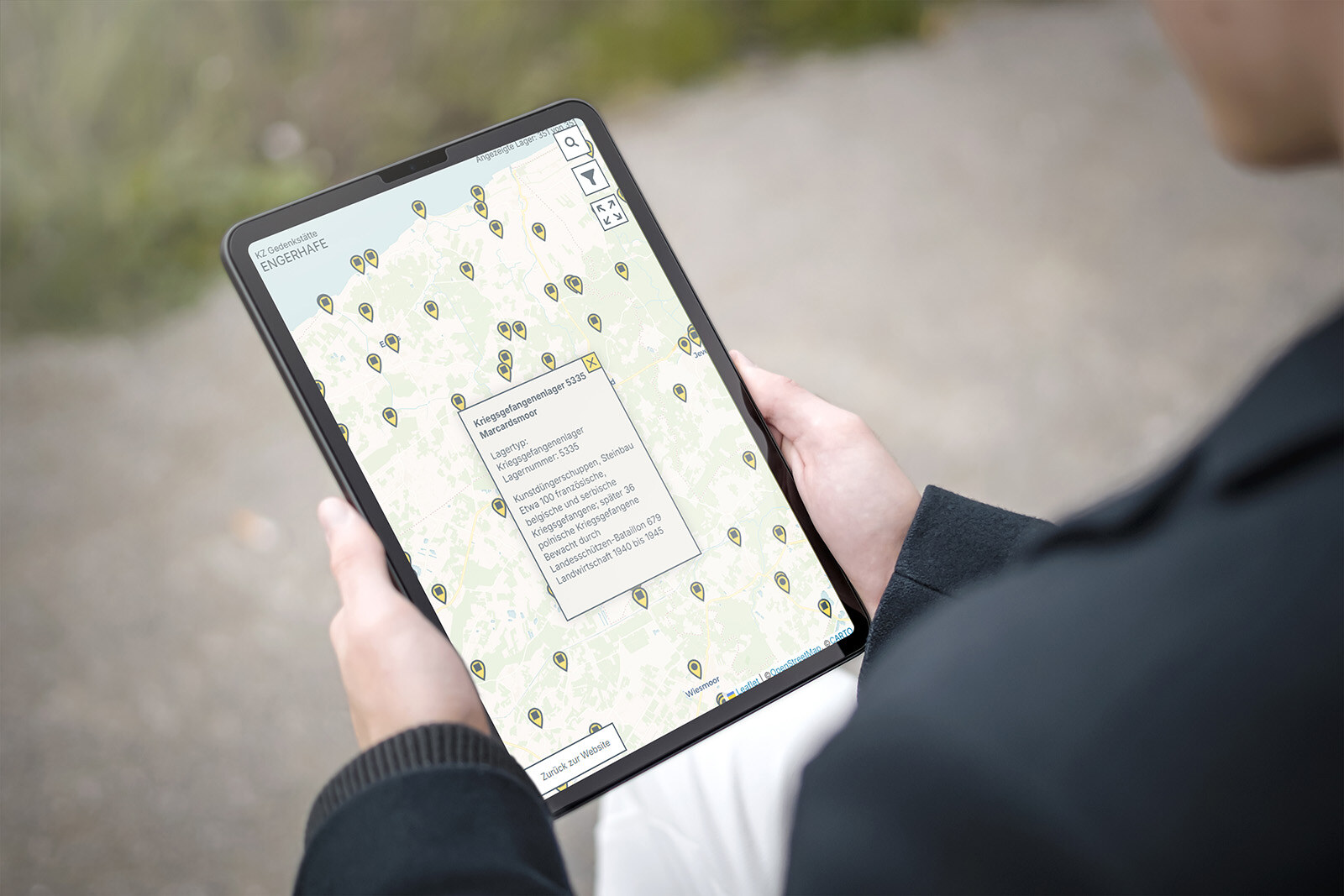 Interaktive Recherchedatenbank zu über 400 NS-Zwangsarbeits- und Kriegsgefangenenlagern in Ostfriesland auf dem Tablet