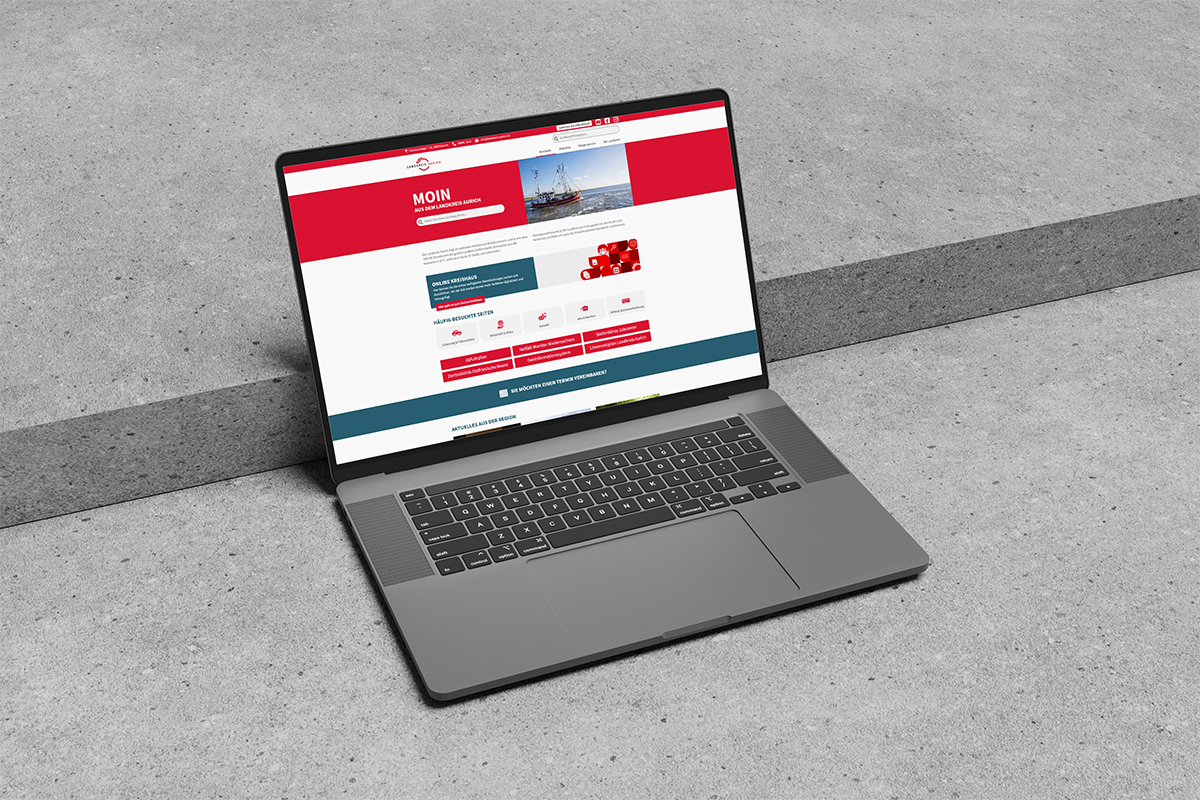 Website des Landkreises Aurich (landkreis-aurich.de) auf dem Laptop
