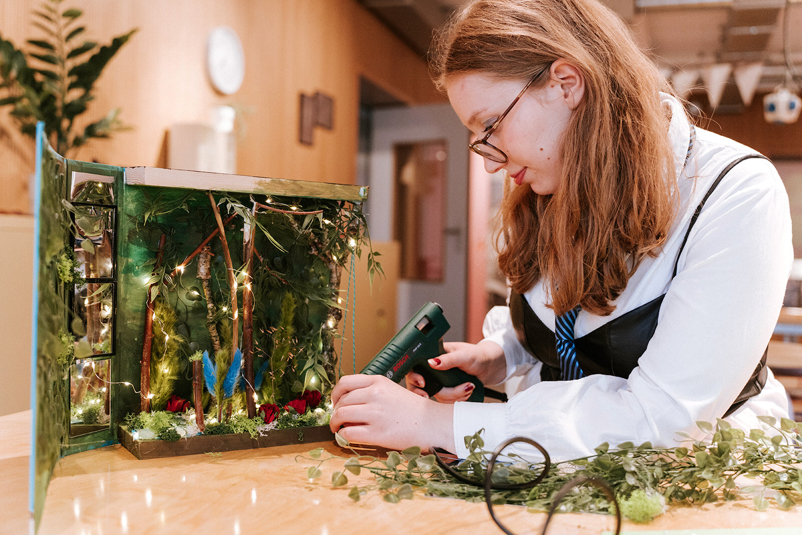 Fotoshooting beim Dioramenbau in den Werkstätten der Kunstschule miraculum Aurich