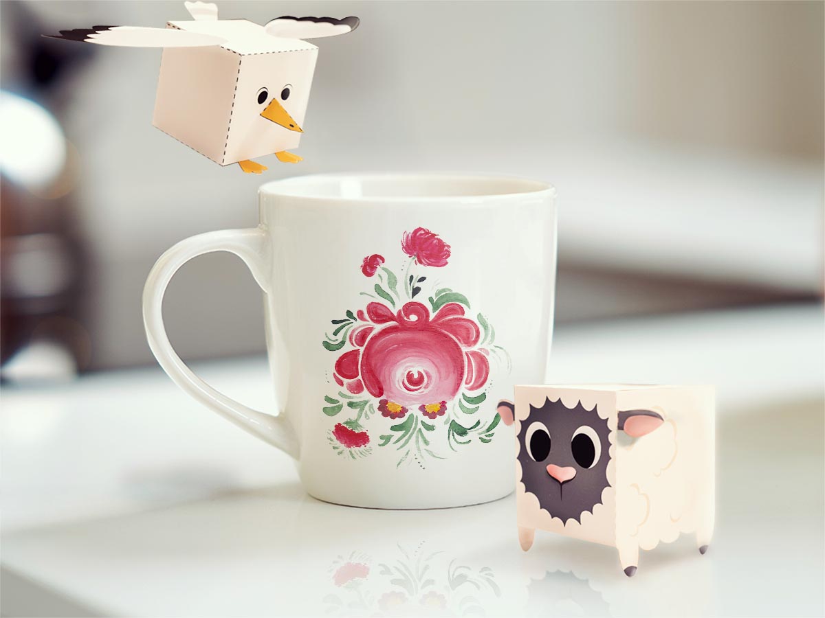 Nümigs-Basteltiere Möwe und Schaf neben einer Tasse mit handgemalter Ostfriesischer Teerose