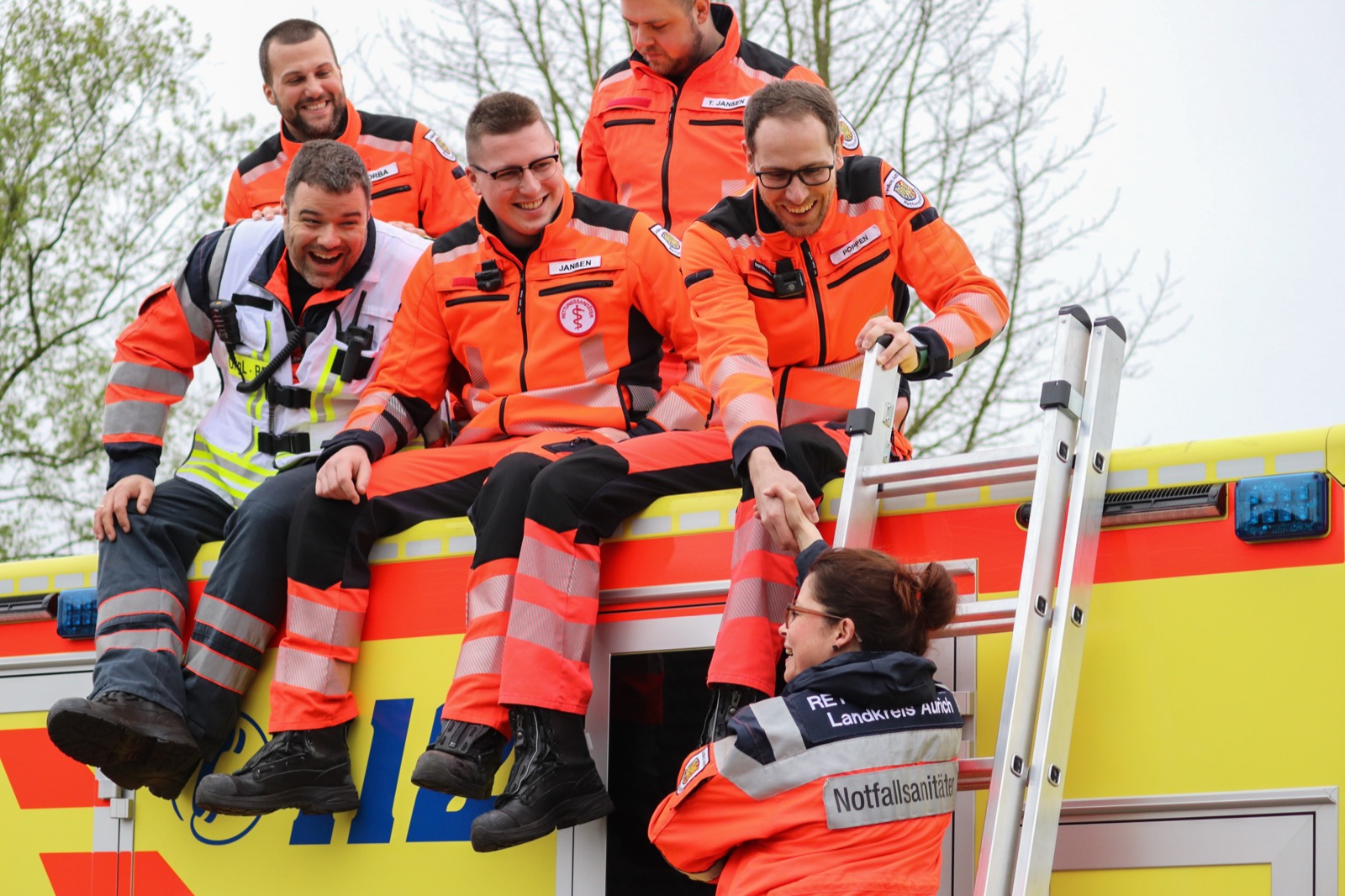 Team des Rettungsdienstes Landkreis Aurich auf dem Rettungswagen