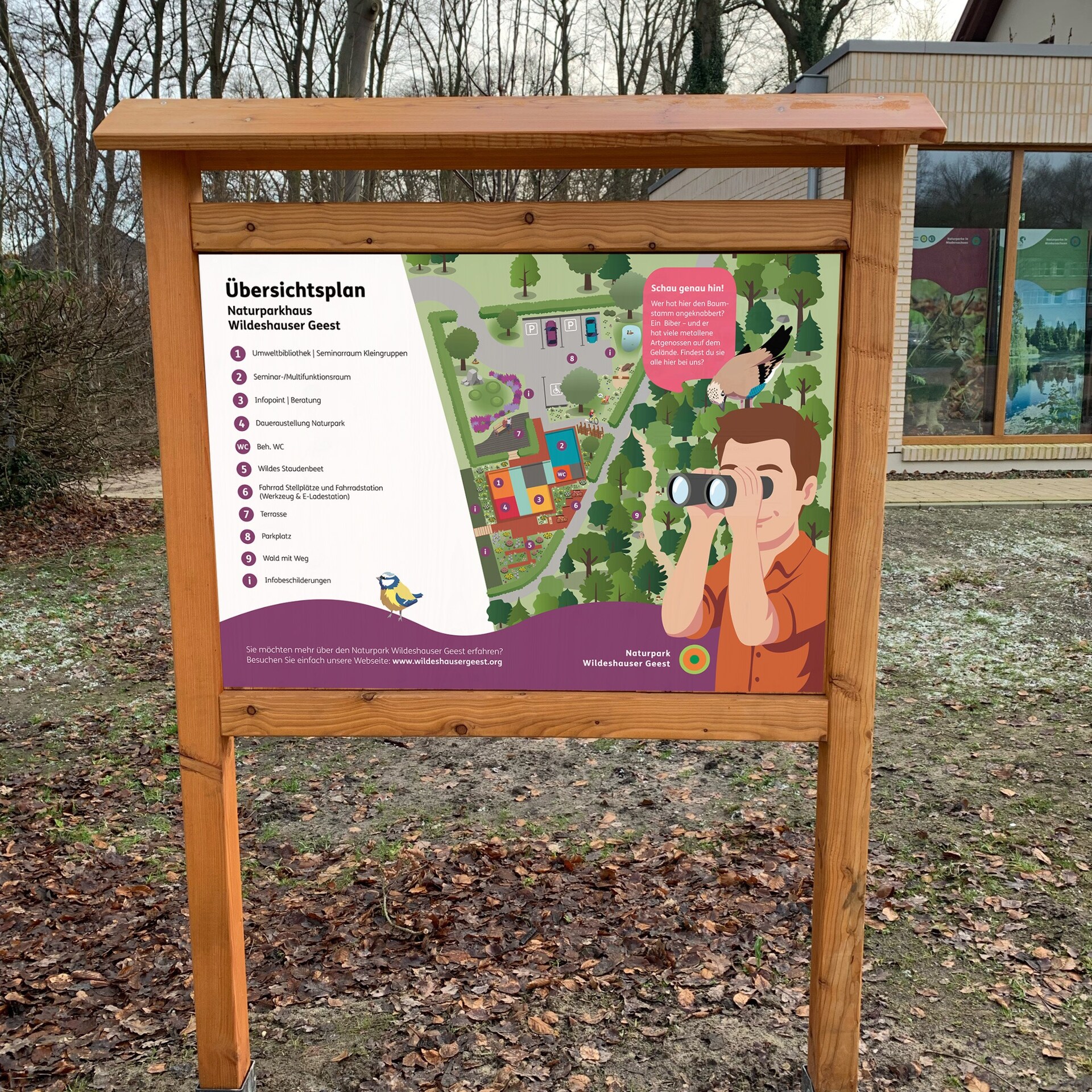 Große Holztafel mit illustrierter Übersichtskarte im Naturpark Wildeshauser Geest
