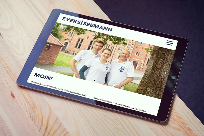Website der gastroenterologischen Schwerpunktpraxis Evers & Seemann auf dem Tablet