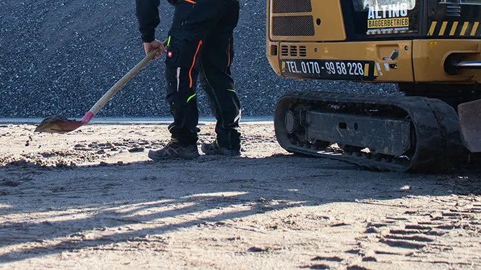 Maurermeister Matthias Alting beim Baustellen-Shooting am gelben Bagger