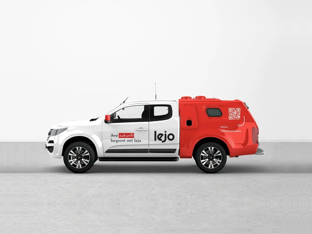 Rot-weiße Pickup-Folierung mit QR-Code für lejo Holzrahmenbau in Pewsum
