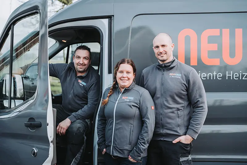 SHK-Team von Neumann Services vor dem folierten Kundendienst-Transporter in Südbrookmerland
