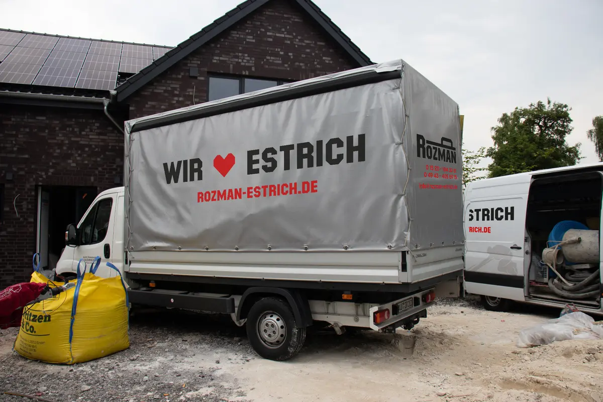 LKW-Plane WIR LIEBEN ESTRICH und Fuhrpark von Rozman Estricharbeiten auf der Baustelle