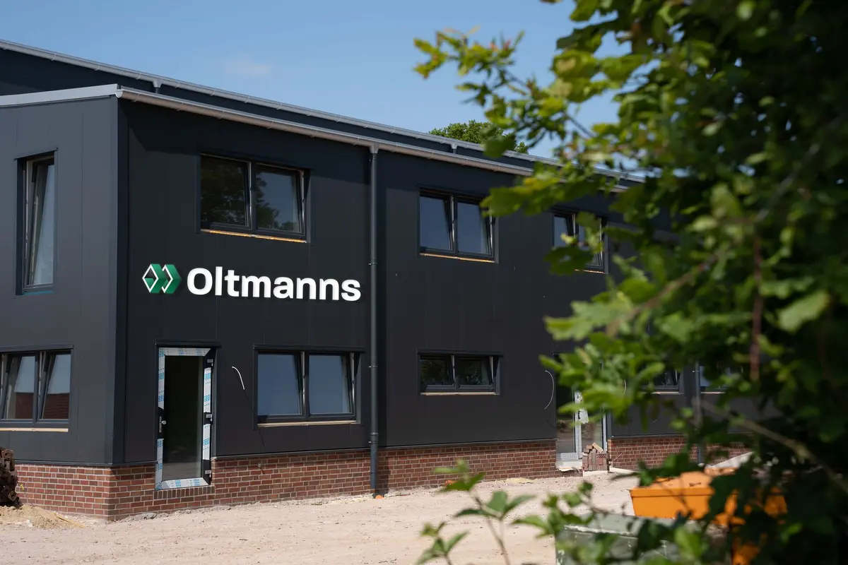 Beleuchtete 3D-Fassadenbeschriftung am 2.200-m²-Hallenneubau von Stahlbau Oltmanns